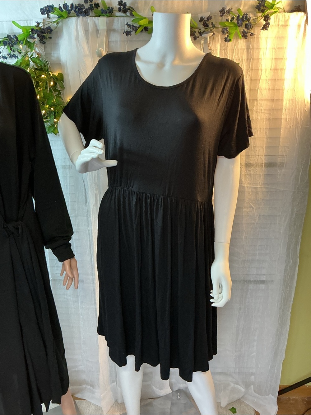 Women's Black Short-Sleeve Jersey Dress with pockets